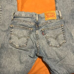 Women’s Levi’s straight leg jeans